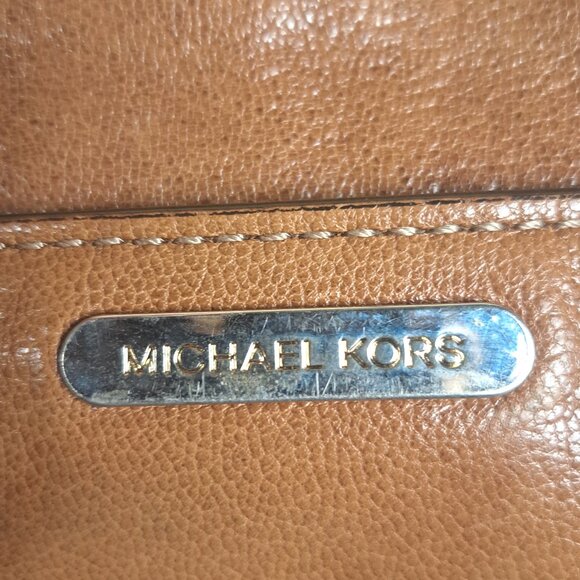 MICHAEL KORS Naomi Brown Glazed Leather Small Crossbody Messenger Zipper Detail - Picture 6 of 15